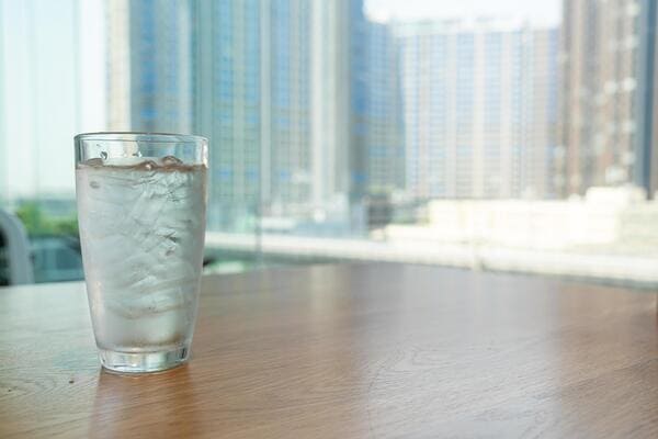 Glas Wasser auf einem hellen Tisch